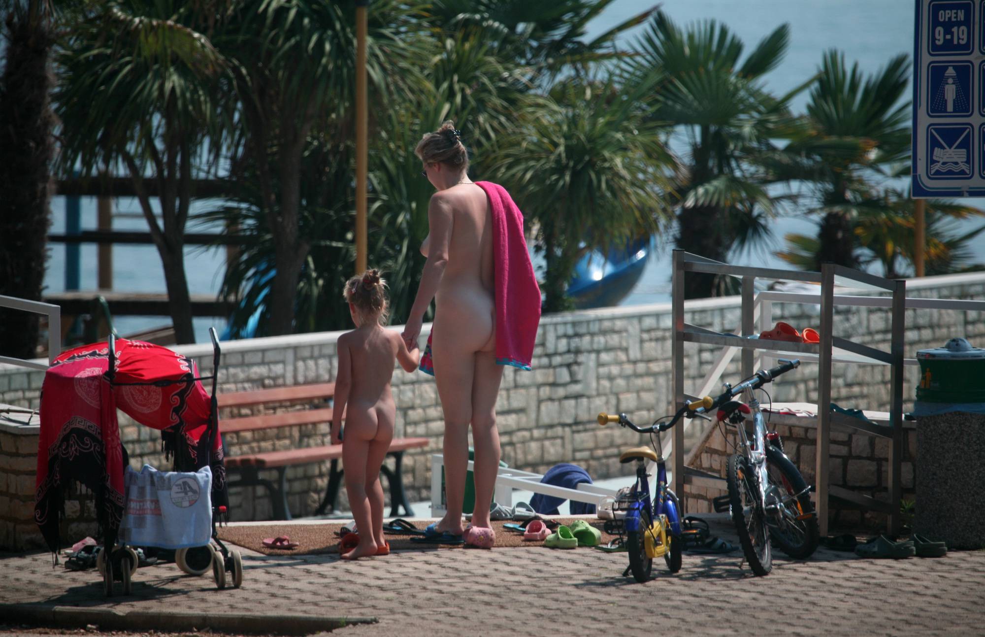 Purenudism Pics-Naturist Mothers and Sons - 3