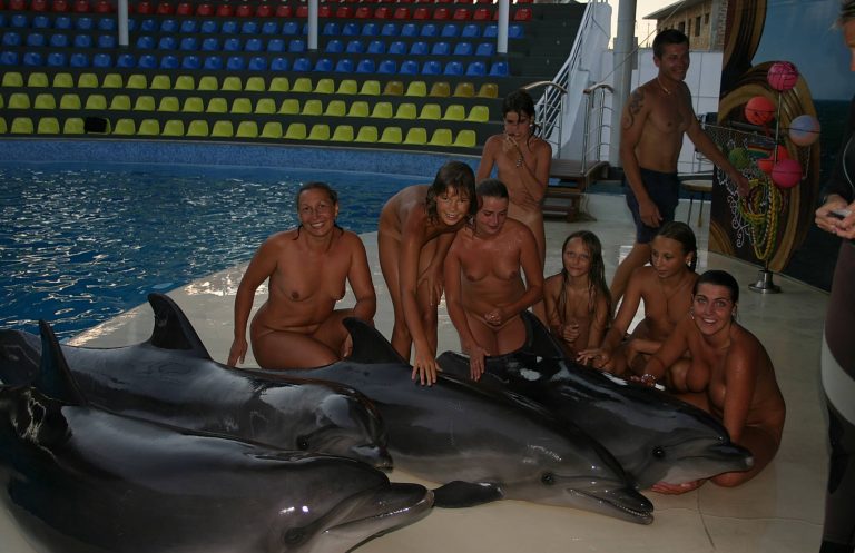 Нудисты в дельфинарии, Крым, Коктебель